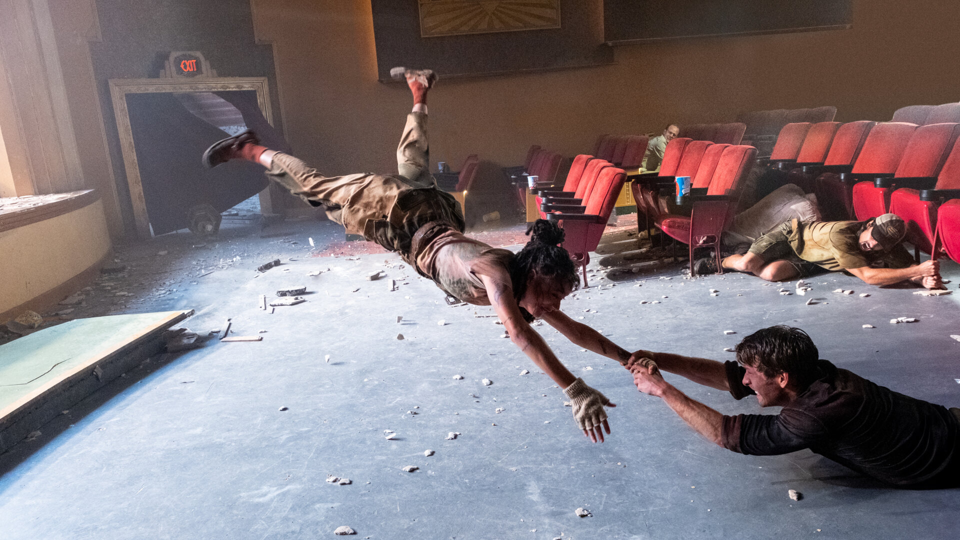 Twisters - Szenen - ov - (from_left)_Lily_(Sasha_Lane)_and_Tyler_(Glen_Powell),_in_Twisters_directed_by_Lee_Isaac_Chung Twisters - Szenen - ov - (from_left)_Lily_(Sasha_Lane)_and_Tyler_(Glen_Powell),_in_Twisters_directed_by_Lee_Isaac_Chung